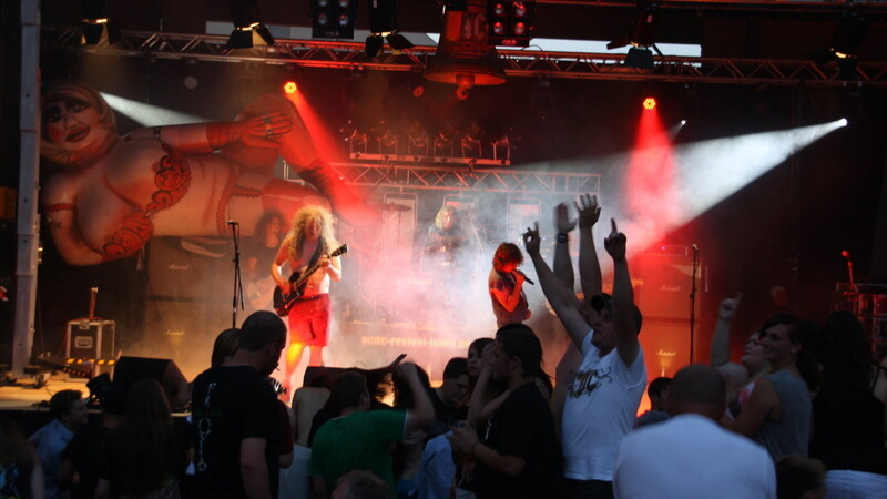 Mit ihrer AC/DC-typischen Bühnenshow begeisterte die Band das Viechtacher Publikum. (Foto: Lang)