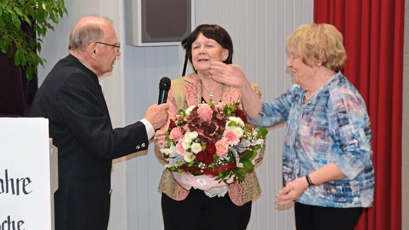 Marta Klement (rechts) und Alois Hiebl überreichten Elke Pecher zum Dank einen Blumenstrauß.