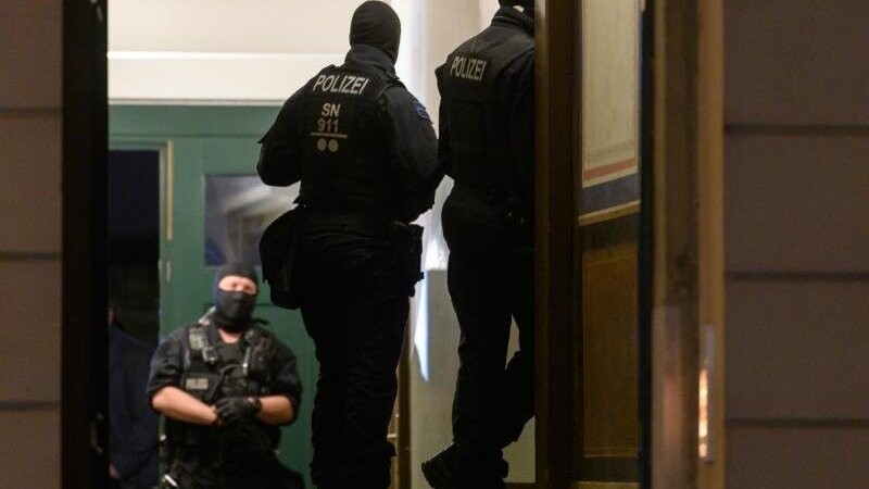 Mehrere Polizisten während eines Einsatzes in einem Haus im Stadtteil Pieschen in Dresden.