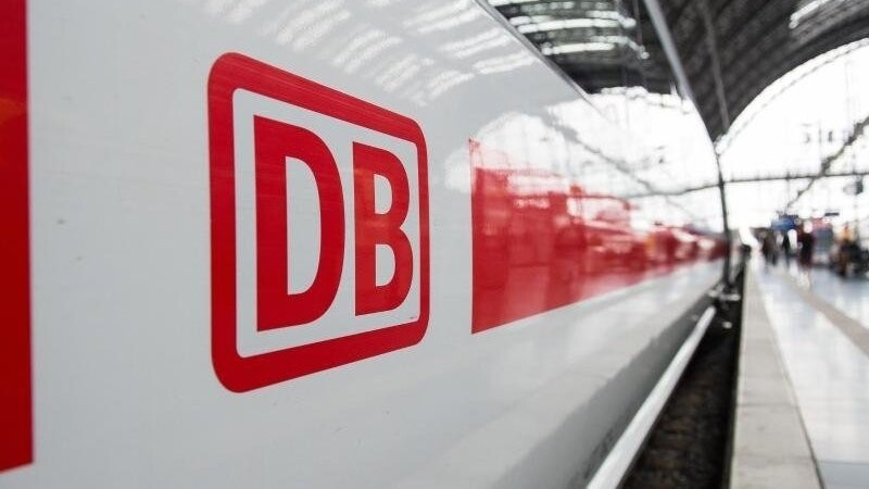 Für die Bahnstrecke Plattling und Landshut hat die Deutsche Bahn am Montagvormittag Beeinträchtigungen gemeldet (Symbolbild).