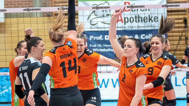 Shake it baby, shake it! Nach dem Matchball brechen alle Dämme. Straubings Volleyballerinnen feiern ausgelassen ihren Sieg gegen die Ladies in Black Aachen.