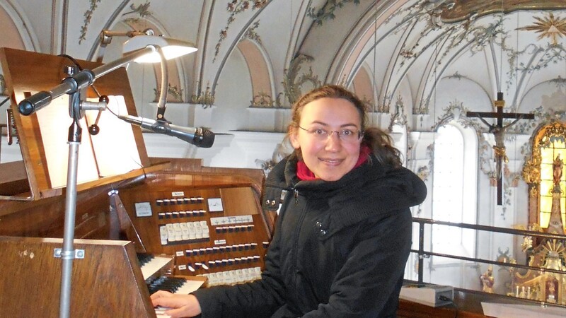 Mit Leidenschaft begleitet Daniela Linkmann auf der Orgel die Gottesdienste in Viechtach. Mitte Januar erwartet sie ihr Kind - nun gehts für die Kirchenmusikerin nach dem 1. Advent in den Mutterschutz.
