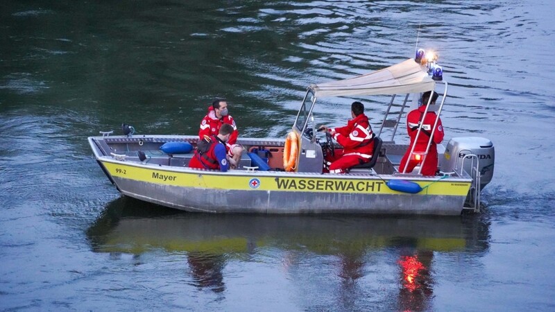 Die Einsatzkräfte der Wasserrettung haben am Samstag nach einem Mann gesucht, der in der Donau in Regensburg untergegangen sein soll.
