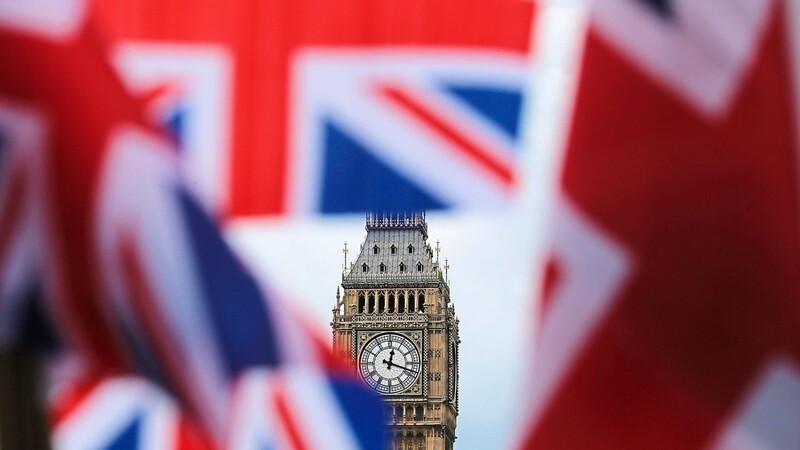 Britische Fahnen wehen vor dem weltberühmten Uhrturm Big Ben in der Hauptstadt London. Seit dem Jahr 2020 ist Großbritannien nicht mehr Teil der Europäischen Union.