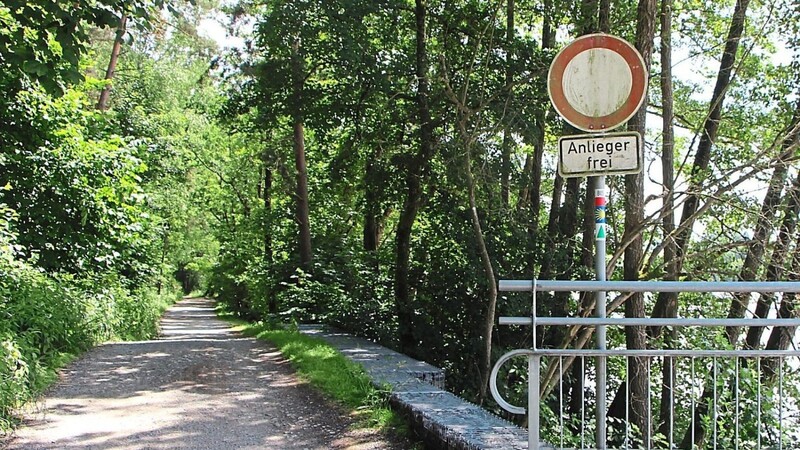 Dieses Verkehrszeichen bedeutet: Auch Radfahrer müssen von ihren Drahteseln absteigen. Die Seestraße entlang des Blaibacher Sees dürfen nur Anlieger und Zufahrtsberechtigte nutzen.