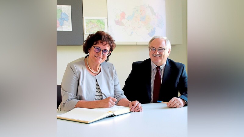 Landtagsabgeordnete Petra Loibl informierte sich bei Amtsleiter Josef Reidl über die Arbeit des Amts für Ländliche Entwicklung Niederbayern.
