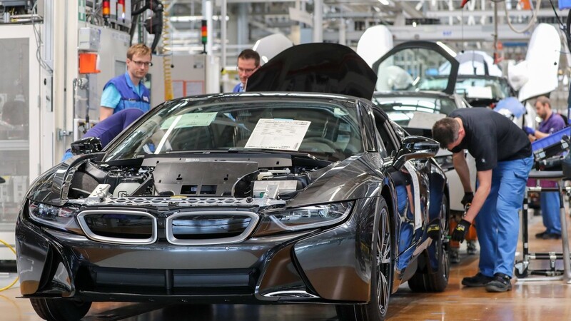 Mitarbeiter im BMW-Werk Leipzig montieren einen elektrisch angetriebenen i8.