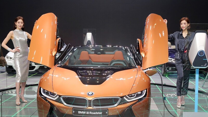 Der neue BMW i8 Roadster wurde auf der Automesse in Busan 2018 vorgestellt.