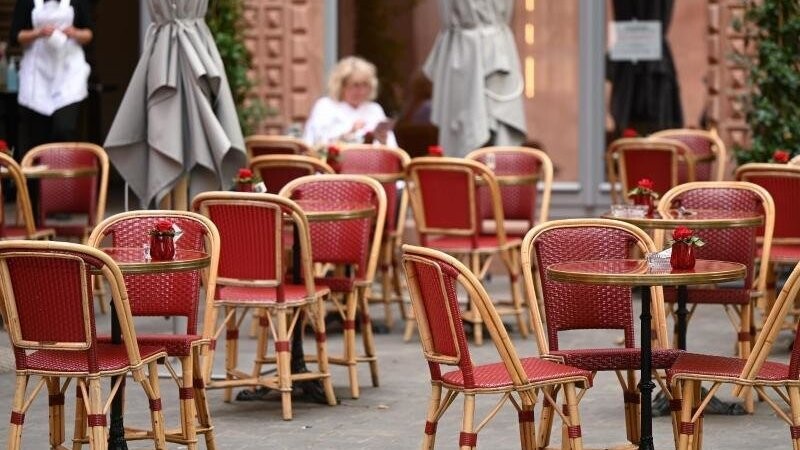 Viele freie Tische vor einem Café in Frankfurt.
