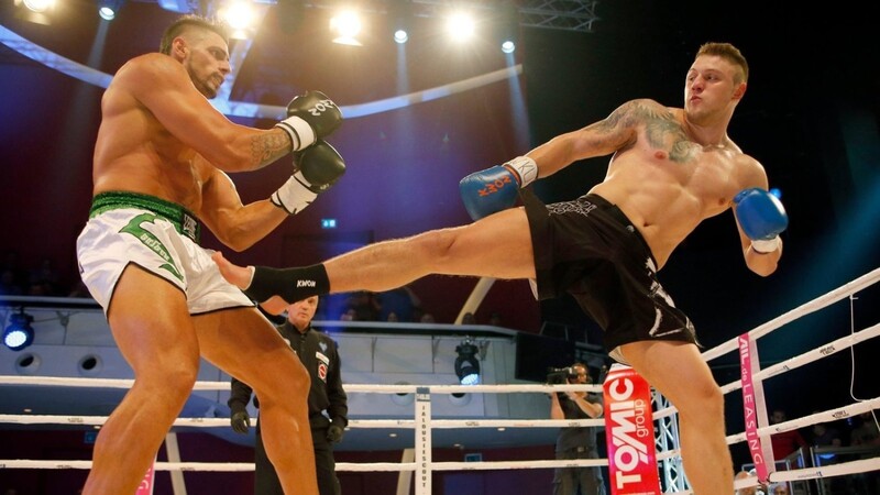 Kickbox-Weltmeister Michael Smolik (r.) kämpft am Donnerstag gegen Weltmeister Mihal Janacek.