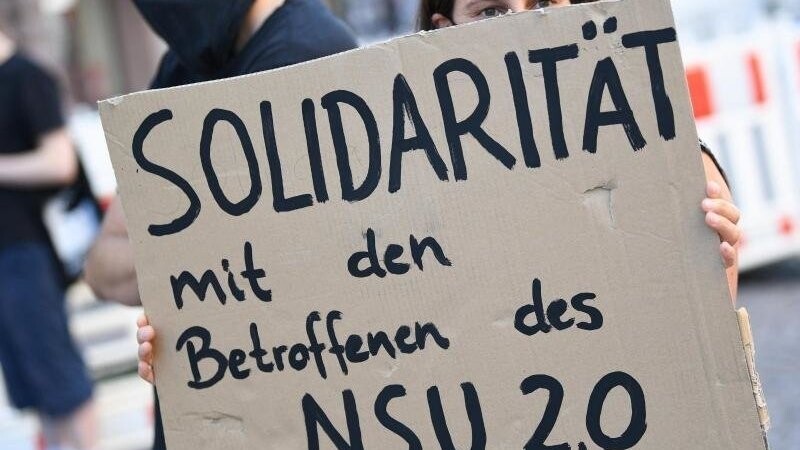 Eine Demonstrantin in Wiesbaden zeigt "Solidarität mit den Betroffenen des NSU 2.0".