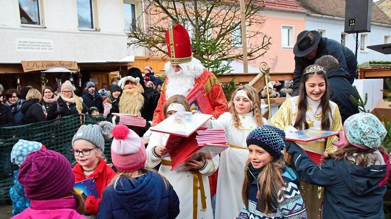 Nikolaus und Christkindl bescherten die vielen Kinder.