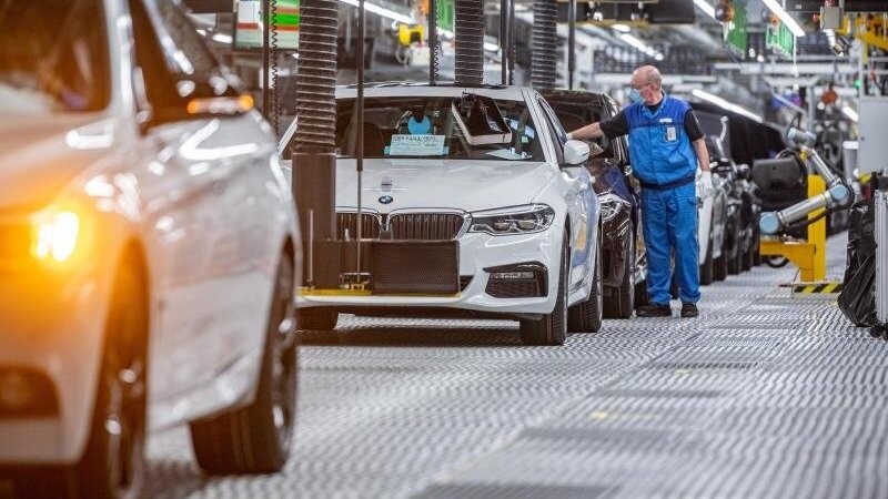 BMW-Autos laufen von den Fertigungsbändern im Werk Dingolfing.