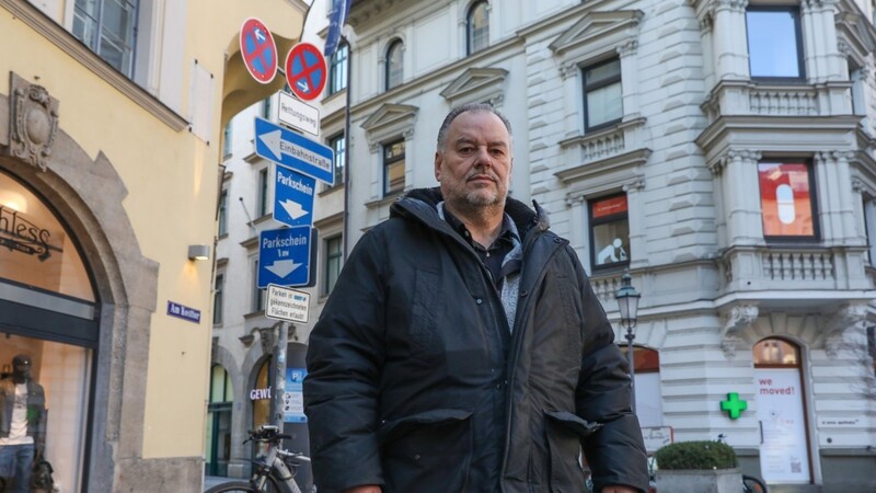 Schilderchaos in der Innenstadt: Die Verkehrsschilder an der Stelle widersprechen sich. Ralf Weiss ärgert sich darüber, er hat einen Strafzettel bekommen.