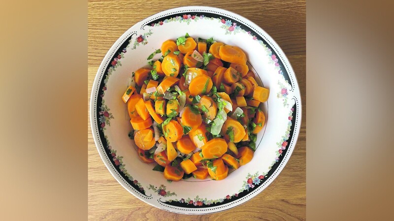 Etwas weich gewordene Karotten lassen sich einfach zu diesem Salat verarbeiten.