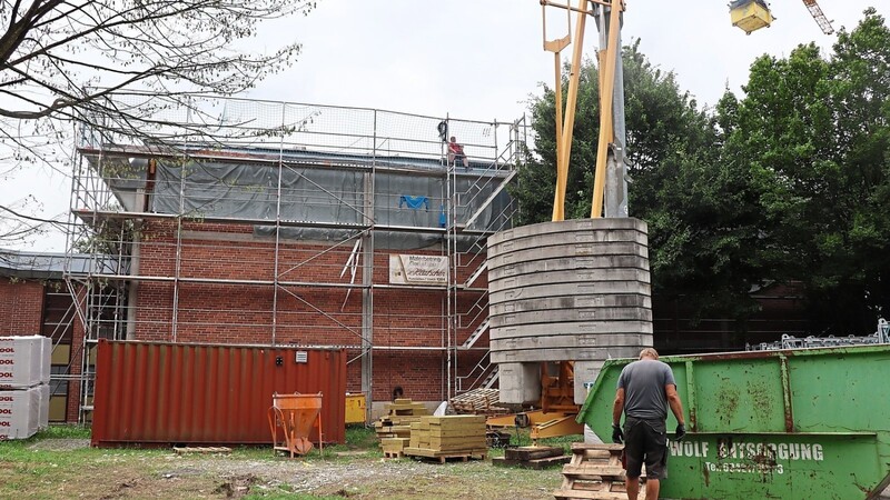 Am Johannes-Turmair-Gymnasium sind die Dacharbeiten an der Turnhalle bereits im Gange.