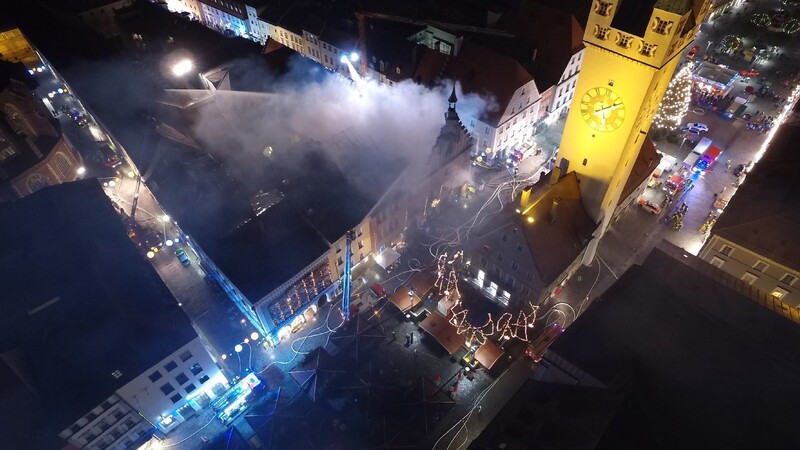 Der Brand hat das Rathaus in Straubing völlig zerstört.