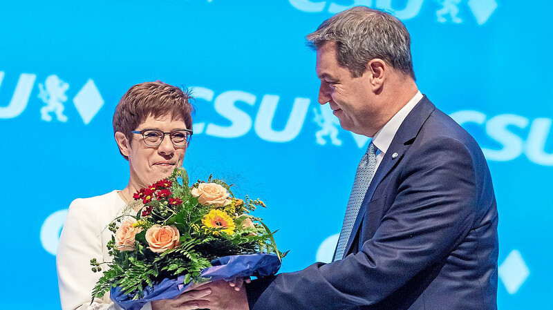 CDU-Chefin Annegret Kramp-Karrenbauer bekräftigt den Frieden mit der CSU. Dafür gibt es Blumen vom Parteivorsitzenden Markus Söder.