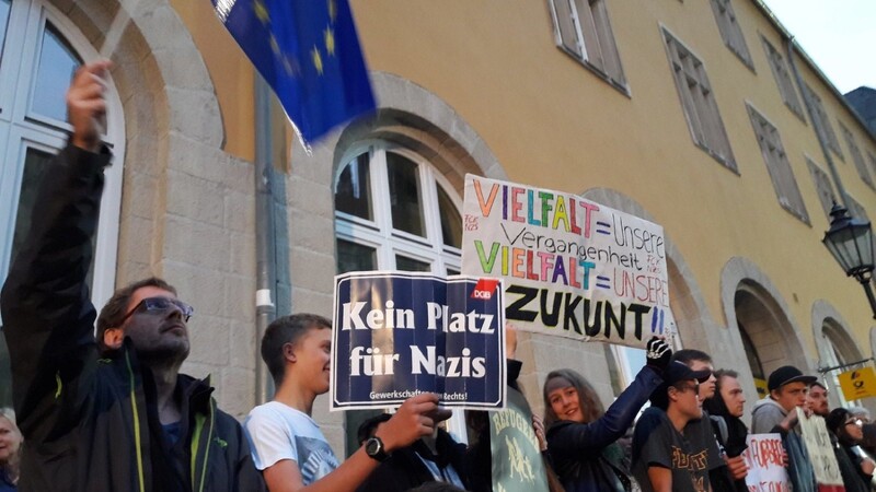 Etwa 35 Pegida-Anhänger standen am Samstagabend in Regensburg rund 1.000 Gegendemonstranten gegenüber. Trotzdem liefen die Kundgebungen weitgehend friedlich ab.