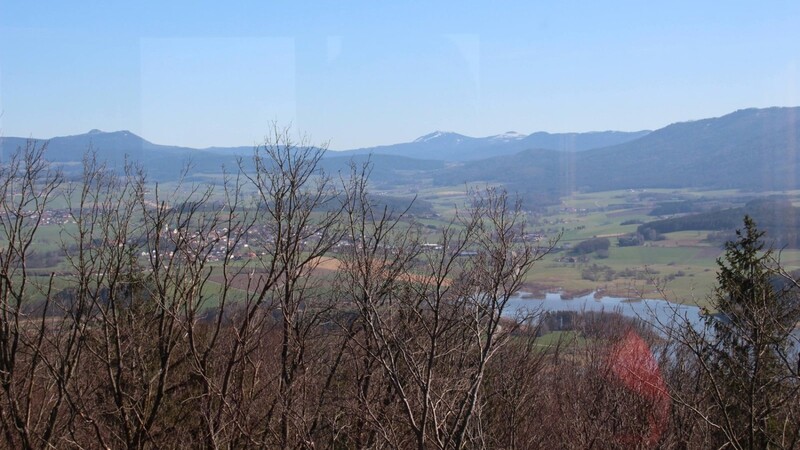 Vom Aussichtsturm bietet sich ein herrlicher Blick auf die Berge des Bayerischen Waldes mit dem Drachensee im Vordergrund.