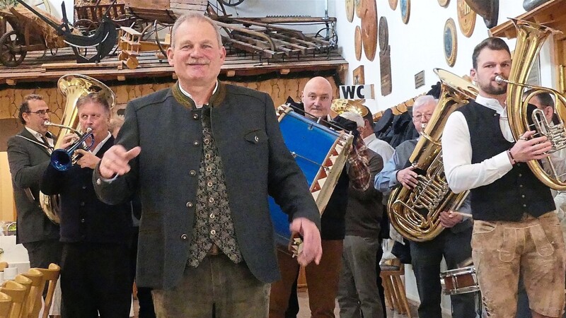 Den Taktstock hat Toni Schmid schon vor einiger Zeit an seinen Sohn Andreas übergeben, aber auf Wunsch der Gäste dirigierte der ehemalige Kapellmeister noch einmal die Bayernkapelle.