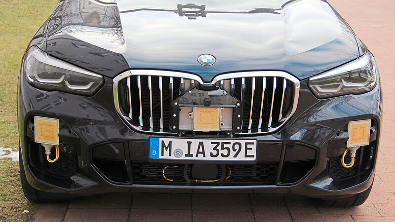 BMW hat einen X5 für die Versuchsreihe der OTH Amberg-Weiden zur Verfügung gestellt. Er ist mit jeder Menge Technik ausgestattet. Die gelblichen Teile sind Radar-Sensoren.