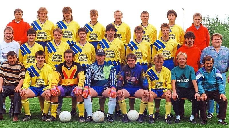 Das Foto schlechthin aus dem Superjahr 1994: Die Dalkinger Fußballer mit Trainer Erwin Karl steigen in die Bezirksliga auf und sind Meister ohne Niederlage in 23 Punktspielen.