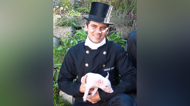 Doppeltes Glück: Kaminkehrermeister Andreas Krieger mit einem kleinen Schweinchen.