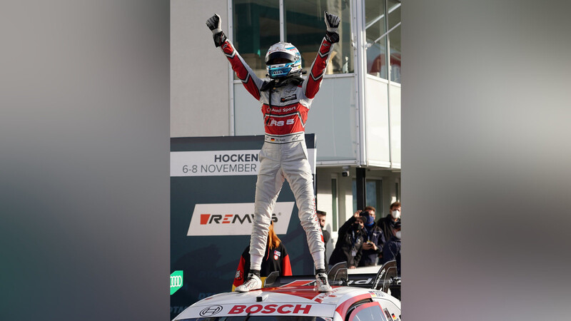 Geschafft: René Rast feiert seine dritte Meisterschaft auf dem Dach seines Rennautos.