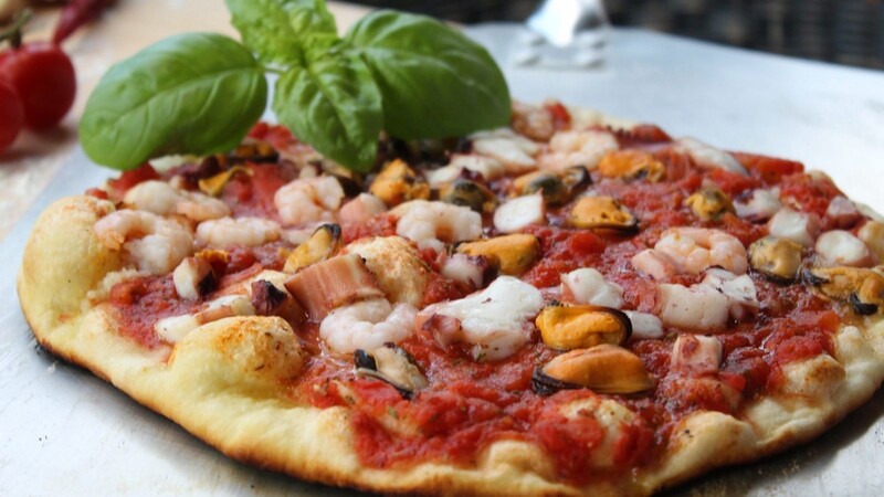 Mit diesem Rezept holt man sich das sonnige Urlaubsflair direkt nach Hause: Pizza Frutti di Mare.