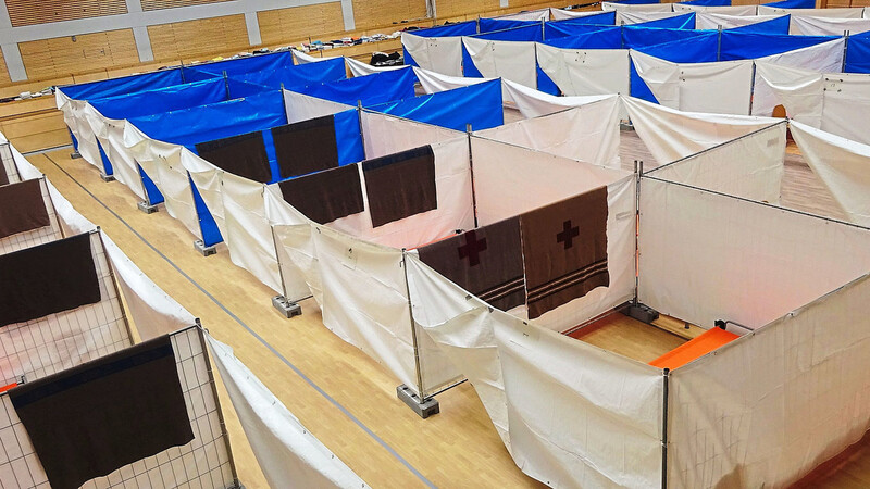 Die Turnhalle des Burkhart-Gymnasiums dient als Erstunterkunft für Ukraine-Flüchtlinge. Derzeit wohnt niemand mehr dort, der Betrieb kann aber bei Bedarf sofort wieder hochgefahren werden.