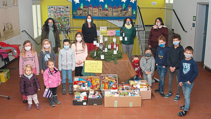 Aiglsbacher Grundschüler haben auch heuer wieder fleißig Lebensmittel-Spenden gesammelt und diese der Mainburger Tafel übergeben.