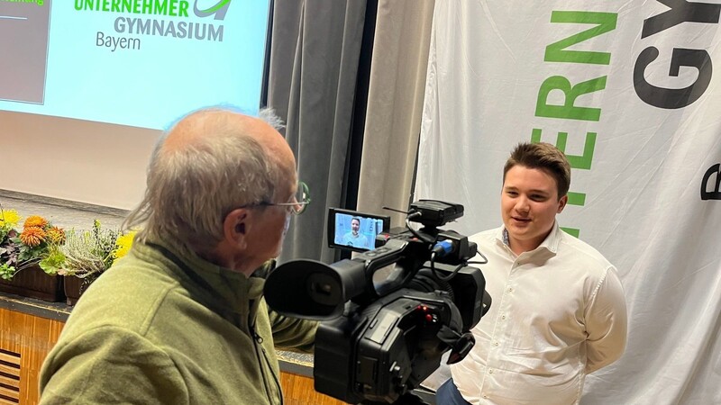 Patenschüler und Nachwuchsfilmer Simon Wimmer im Interview mit Niederbayern TV.