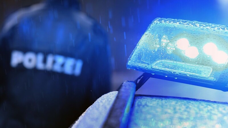 Völlig am Rad drehte ein 23-jähriger Asylbewerber am Dienstag in Plattling (Kreis Deggendorf). Er verletzte drei Polizisten und verursachte einen Sachschaden von rund 20.000 Euro. (Symbolbild)