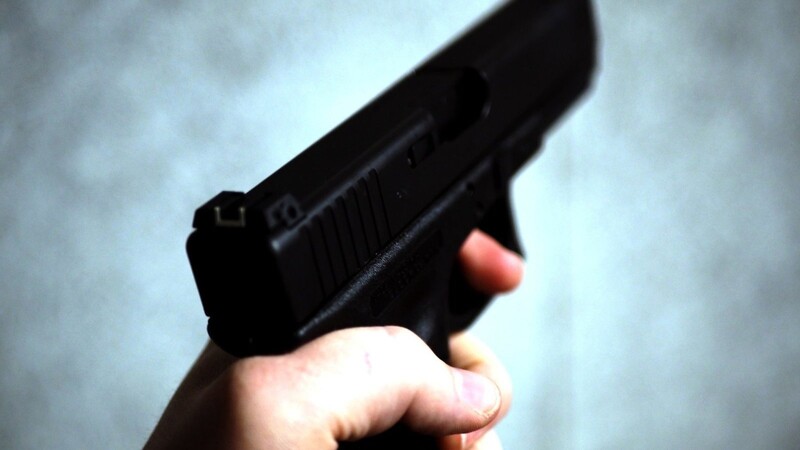 Mit einer Gaspistole hat ein 21-Jähriger einen 17-Jährigen bedroht.