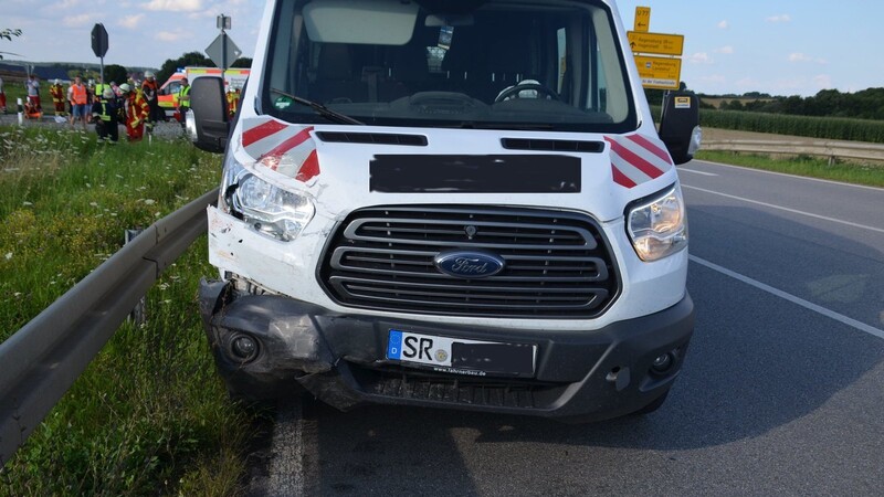 Bei einem Unfall auf der B15 nahe Schierling sind am Donnerstag vier Menschen leicht verletzt worden.