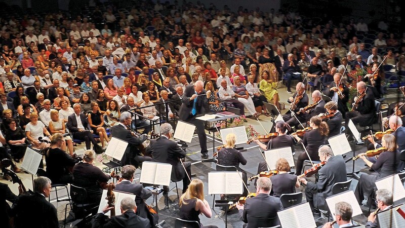 Mitglieder der Münchner Philharmoniker und des Symphonieorchesters des Bayerischen Rundfunks begeisterten die rund 1.100 Besucher von "Klassik an der Donau" am Samstagabend in der Joseph-von-Fraunhoferhalle in Straubing.