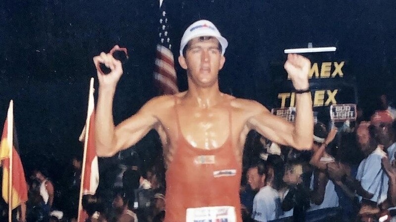 Einer seiner größten Augenblicke: 1988 finisht Neumann den extrem harten Ironman-Triathlon auf Big Island/Hawaii.