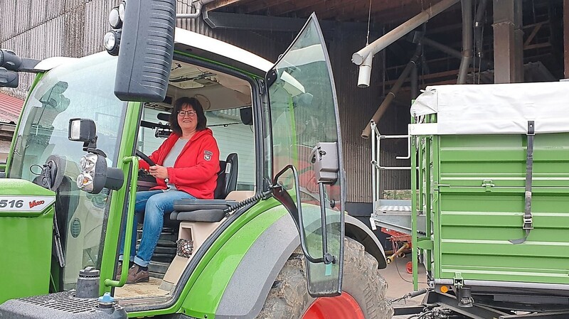 Rottalerin Regina Bauer arbeitet gern mit den landwirtschaftlichen Maschinen.