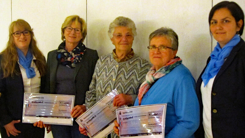 100 Euro je Kirche spendierten die kfd-Damen für Blumenschmuck: (v. l.) Vorsitzende Lydia Zollner, Sieglinde Euringer (Niederhummel), Anni Schröcker (Gaden), Maria Neumair (Oberhummel) und Marion Schmid.