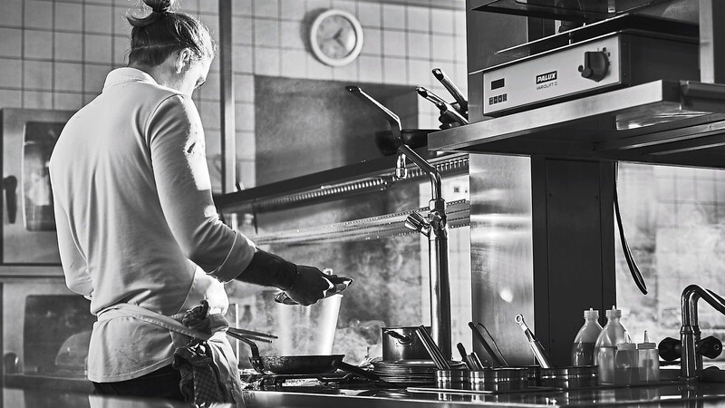 Als Maximilian 2020 Küchenchef im Roten Hahn wird, ändert er den Stil der Küche.