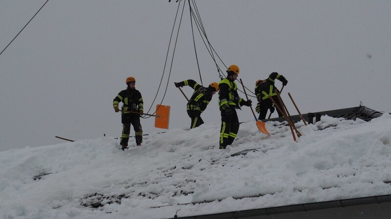 Etwa 140 Feuerwehrler aus der Stadt Straubing und dem Landkreis Straubing-Bogen reisten am Sonntag nach Bad Tölz, um dort beim Bewältigen der Schneemassen zu helfen.