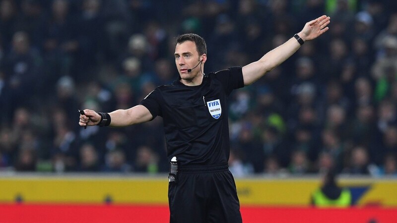 Gab das Tor nach kurzer Kommunikation mit den Video Referees in Köln: Schiedsrichter Felix Zwayer.