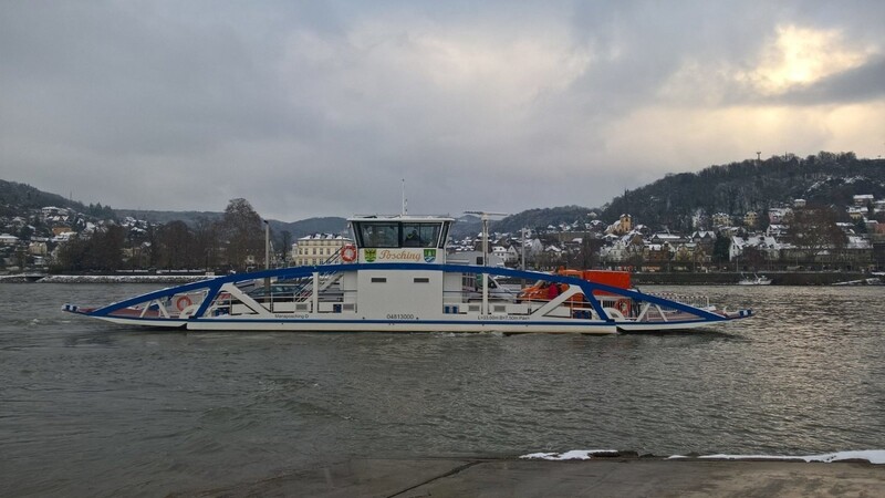 Die Donaufähre befindet sich derzeit von Linz am Rhein auf dem Weg in den Landkreis Straubing-Bogen.