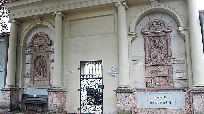 (1) Das Grabmal von Johann Bernlochner ist das einzige mit eigenem Tor.