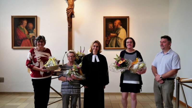 Zwei Gemeindemitglieder wurden für ihr 30-jähriges Engagement geehrt: Vertrauensfrau Ursula Paul, Paula König, Maria Simon, Monika Troiber und Ruslan Simon.