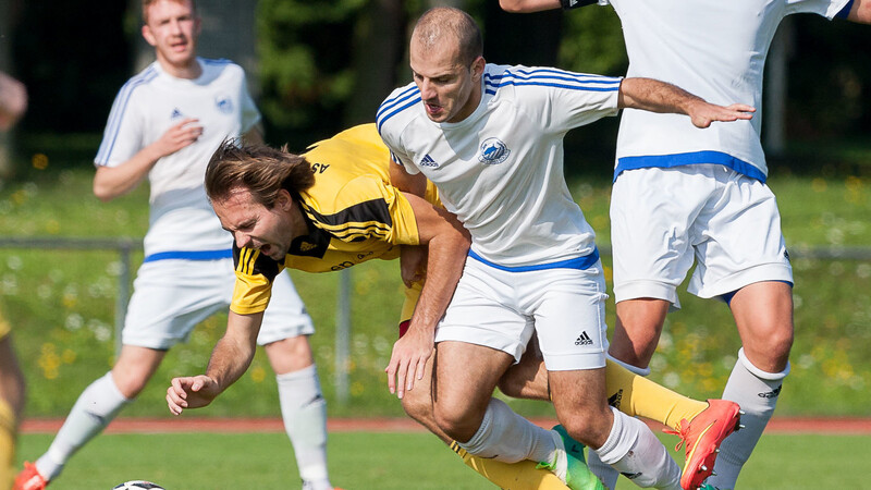 Der TSV Bogen (rechts Ismail Morina) kam im Heimspiel gegen Burglengenfeld zu einem Unentschieden.