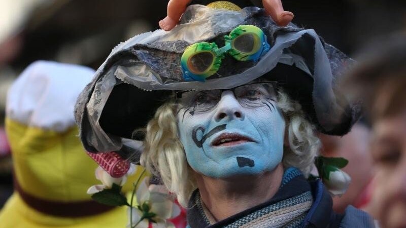 Mit den Rosenmontagszügen erreicht der rheinische Straßenkarneval seinen Höhepunkt.