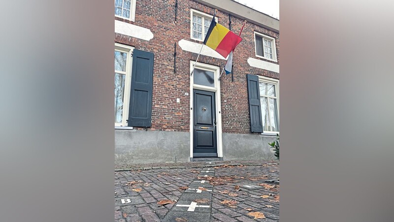 Dieses Haus besitzt zwei Adressen: eine niederländische und eine belgische. Die Grenze der beiden Länder verläuft exakt durch die Haustür.