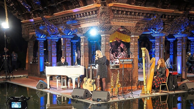 Der Nepal-Himalaya-Pavillon lieferte durch ein beeindruckendes Farbspiel eine herrliche Konzertkulisse.
